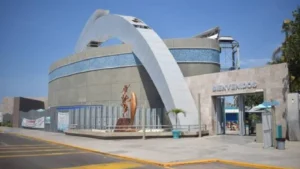 Acuario de Mazatlán, donde las familias pueden disfrutar de diversas exhibiciones marinas y actividades educativas.