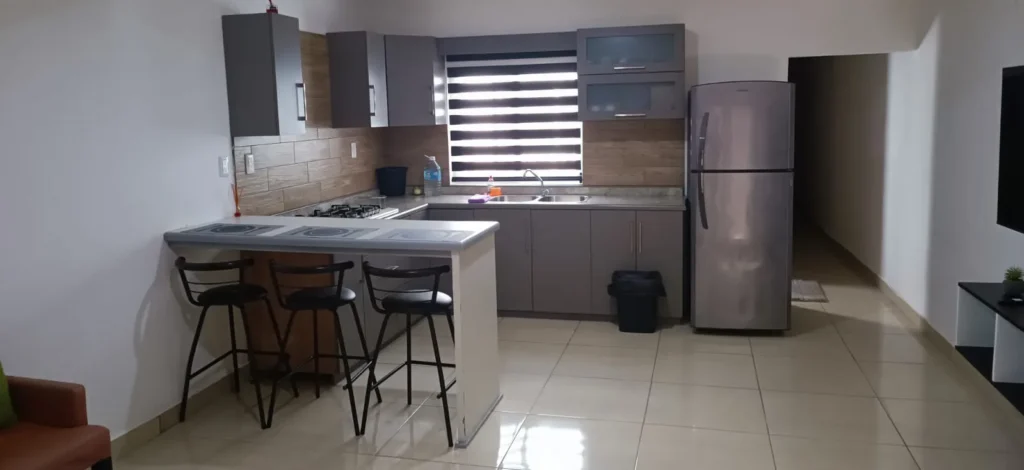 Cocina equipada de Casa Vacacional Doble Z en Mazatlán con utensilios y espacio para preparar comidas.