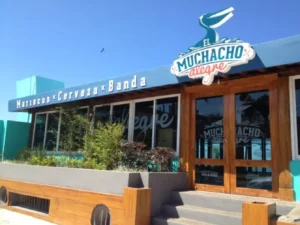 La Gastronomía de Mazatlán Vista exterior del restaurante Muchacho Alegre en Mazatlán, con su vibrante decoración y ambiente acogedor.